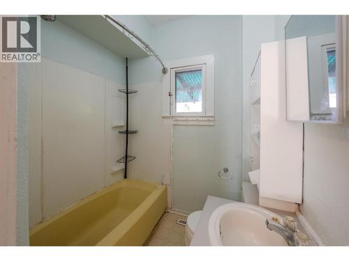 363 Nanaimo Avenue W, Penticton, BC - Indoor Photo Showing Bathroom