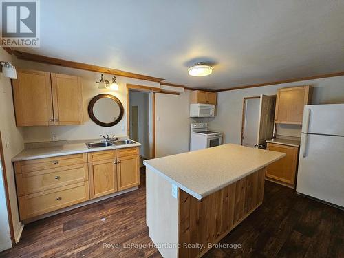 43 Trafalgar Street, Goderich (Goderich (Town)), ON - Indoor Photo Showing Kitchen With Double Sink