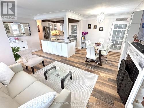 2105 Maplewood Drive, Burlington, ON - Indoor Photo Showing Living Room