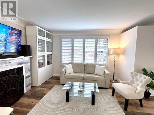 2105 Maplewood Drive, Burlington, ON - Indoor Photo Showing Living Room With Fireplace