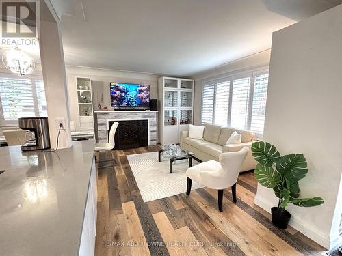 2105 Maplewood Drive, Burlington, ON - Indoor Photo Showing Living Room