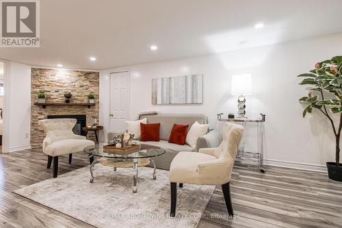 2105 Maplewood Drive, Burlington, ON - Indoor Photo Showing Living Room