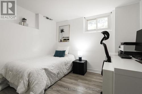 2105 Maplewood Drive, Burlington, ON - Indoor Photo Showing Bedroom
