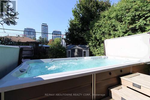 2105 Maplewood Drive, Burlington, ON - Outdoor