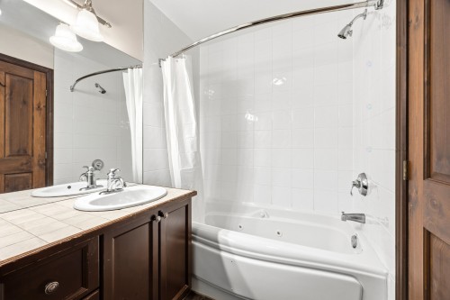 Salle de bains attenante à la CCP - 8-260 Rue Du Mont-Plaisant, Mont-Tremblant, QC - Indoor Photo Showing Bathroom