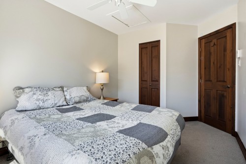 Chambre à coucher - 8-260 Rue Du Mont-Plaisant, Mont-Tremblant, QC - Indoor Photo Showing Bedroom