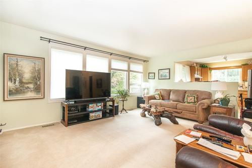 2-1209 Brookside Avenue, Kelowna, BC - Indoor Photo Showing Living Room