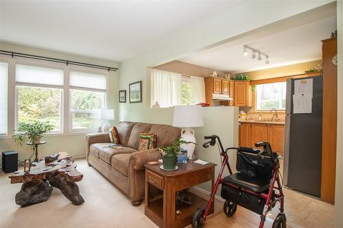 2-1209 Brookside Avenue, Kelowna, BC - Indoor Photo Showing Living Room