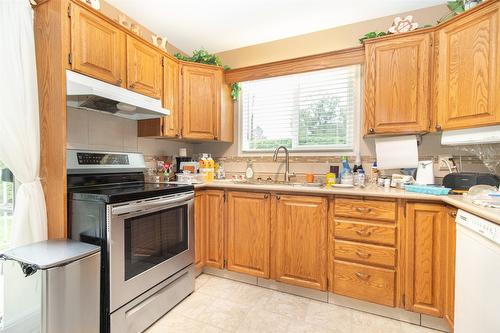 2-1209 Brookside Avenue, Kelowna, BC - Indoor Photo Showing Kitchen