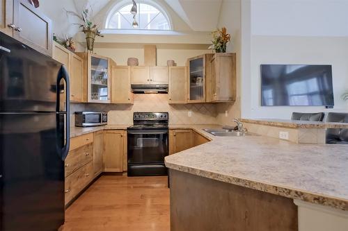 101-1128 Sunset Drive, Kelowna, BC - Indoor Photo Showing Kitchen With Double Sink