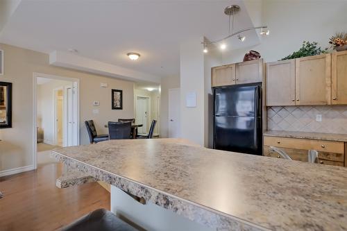 101-1128 Sunset Drive, Kelowna, BC - Indoor Photo Showing Kitchen