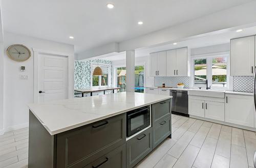 Cuisine - 2170 Rue Vendôme, Saint-Bruno-De-Montarville, QC - Indoor Photo Showing Kitchen With Upgraded Kitchen