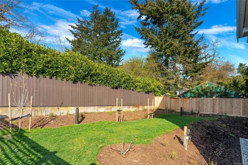 102 C-1224 Richardson St, Victoria, BC - Outdoor With Backyard