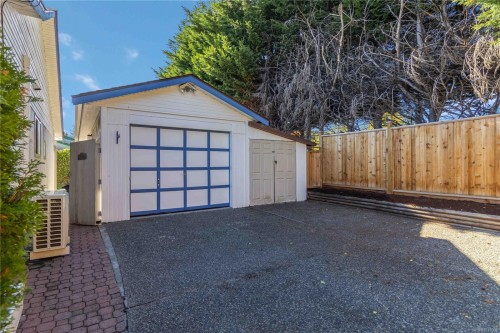 711 Miller Ave, Saanich, BC 