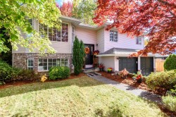 2043 Valley View Dr  Courtenay, BC V9N 8M4