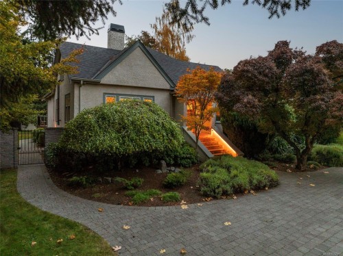 1690 Ash Rd, Saanich, BC 