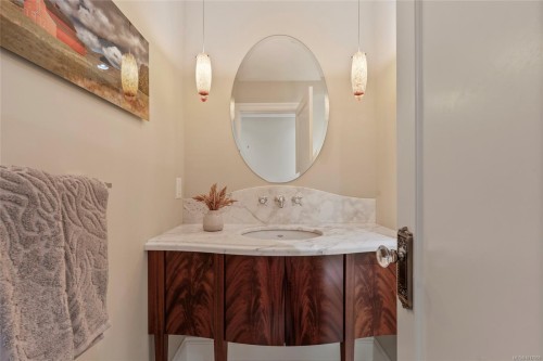 1690 Ash Rd, Saanich, BC 