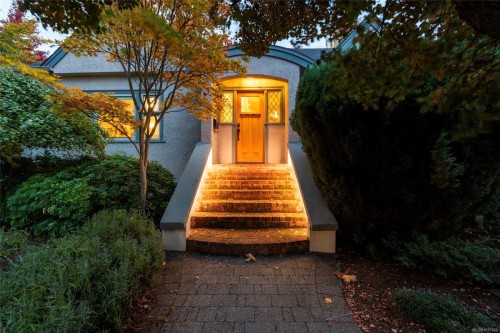 1690 Ash Rd, Saanich, BC 