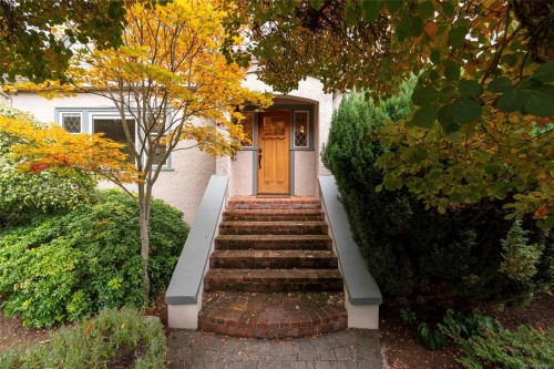 1690 Ash Rd, Saanich, BC 