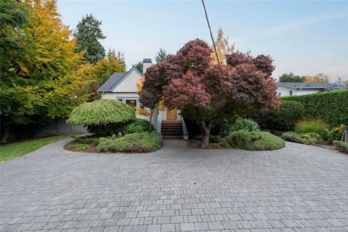 1690 Ash Rd, Saanich, BC 