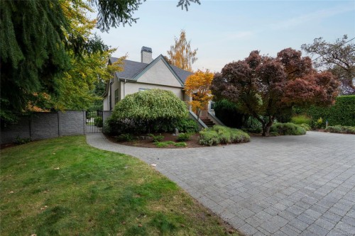 1690 Ash Rd, Saanich, BC 