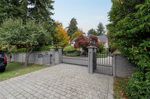 1690 Ash Rd, Saanich, BC 