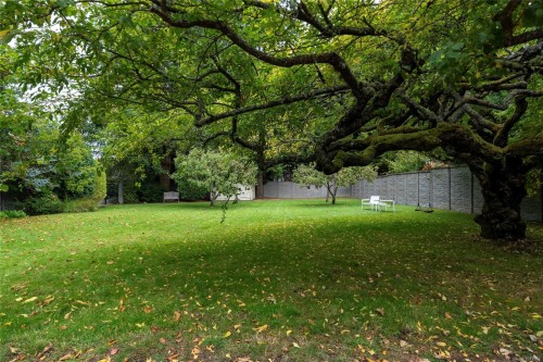 1690 Ash Rd, Saanich, BC 