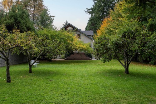 1690 Ash Rd, Saanich, BC 