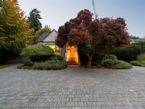 1690 Ash Rd, Saanich, BC 