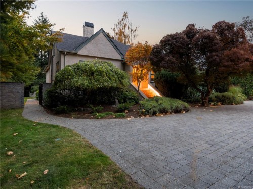 1690 Ash Rd, Saanich, BC 