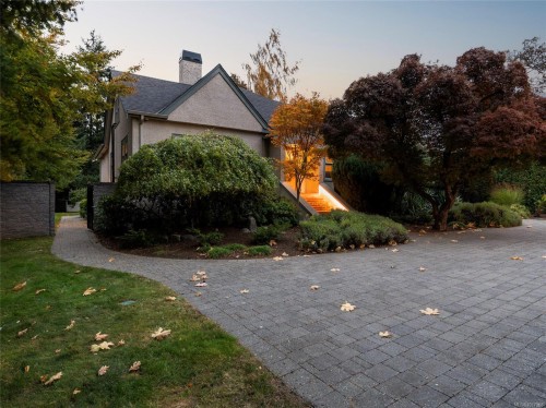 1690 Ash Rd, Saanich, BC 