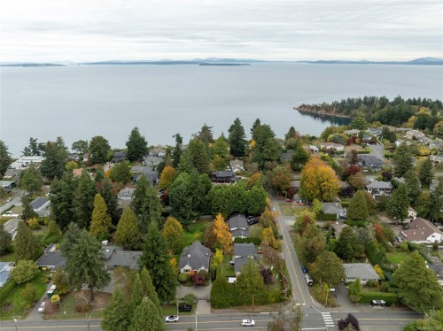 1690 Ash Rd, Saanich, BC 