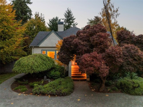 1690 Ash Rd, Saanich, BC 