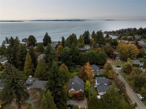 1690 Ash Rd, Saanich, BC 