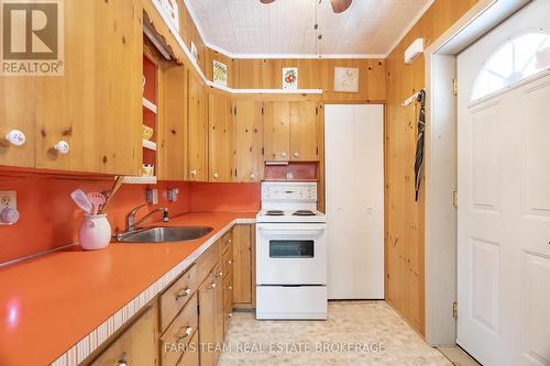 24 Finley Drive, Tiny, ON - Indoor Photo Showing Kitchen