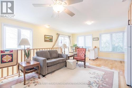 24 Finley Drive, Tiny, ON - Indoor Photo Showing Living Room