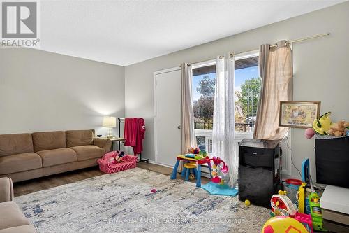 135 Lansdowne Street W, Peterborough (Otonabee Ward 1), ON - Indoor Photo Showing Living Room