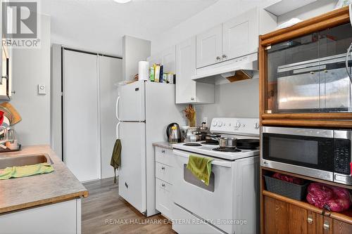 135 Lansdowne Street W, Peterborough (Otonabee Ward 1), ON - Indoor Photo Showing Kitchen