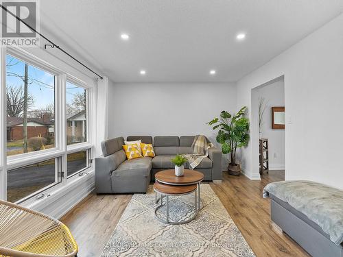 102 Dundee Drive, Haldimand, ON - Indoor Photo Showing Living Room