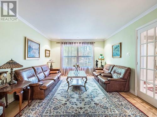 1529 Ballyclare Drive, Mississauga, ON - Indoor Photo Showing Living Room