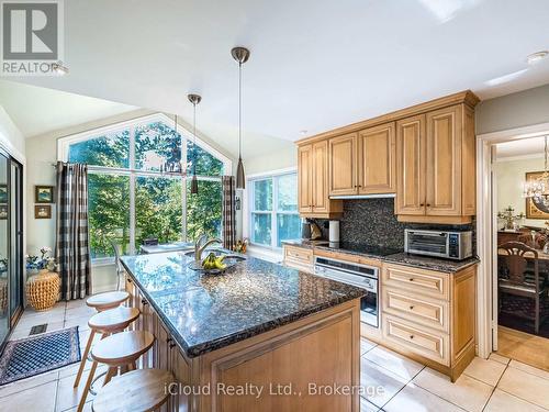 1529 Ballyclare Drive, Mississauga, ON - Indoor Photo Showing Kitchen