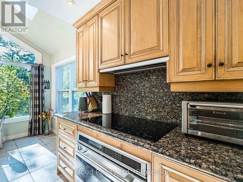 1529 Ballyclare Drive, Mississauga, ON - Indoor Photo Showing Kitchen