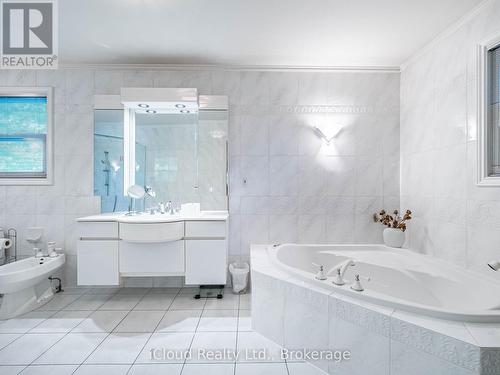1529 Ballyclare Drive, Mississauga, ON - Indoor Photo Showing Bathroom