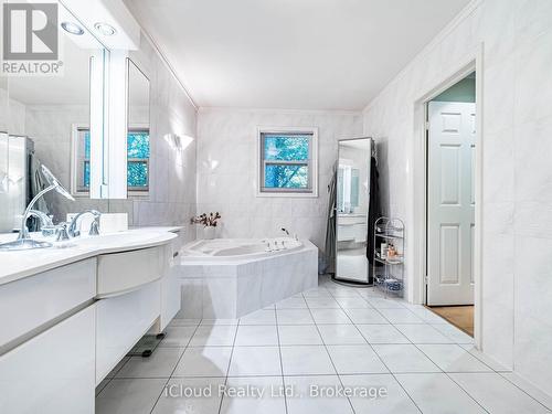 1529 Ballyclare Drive, Mississauga, ON - Indoor Photo Showing Bathroom