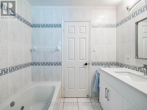 1529 Ballyclare Drive, Mississauga, ON - Indoor Photo Showing Bathroom