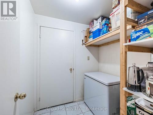 1529 Ballyclare Drive, Mississauga, ON - Indoor Photo Showing Laundry Room