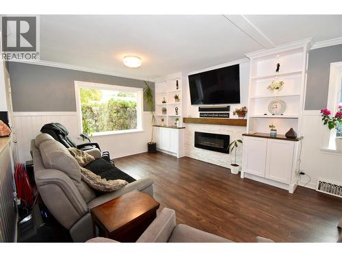3930 26 Street, Vernon, BC - Indoor Photo Showing Living Room