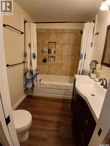 589 Poplar Crescent, Shaunavon, SK - Indoor Photo Showing Bathroom
