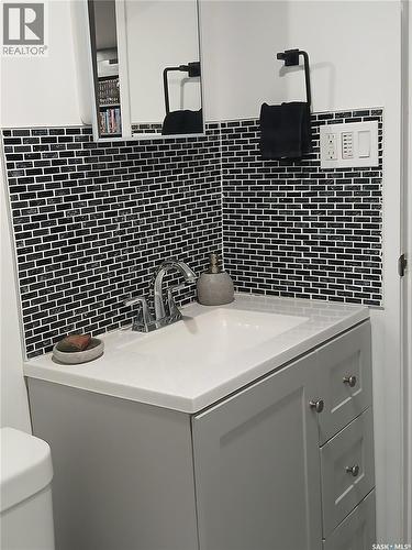 589 Poplar Crescent, Shaunavon, SK - Indoor Photo Showing Bathroom