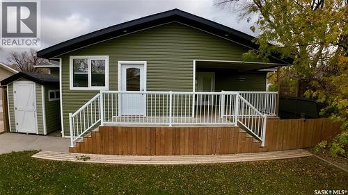589 Poplar Crescent, Shaunavon, SK - Outdoor With Exterior